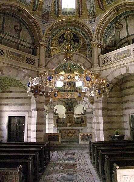 The same year that the Church of St. Francis of Assisi (the Jubilee Church) in Vienna was completed (1898), was also the year that the Empress Elisabeth was assassinated while on holiday. A chapel to her memory - the Elisabethkapelle shown here - was incorporated into the church plan using the left transept. It presents a Byzantine flavor through its use of gold mosaics.