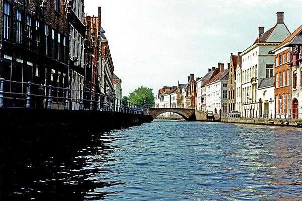 A bridge over a quiet Brugge canal.