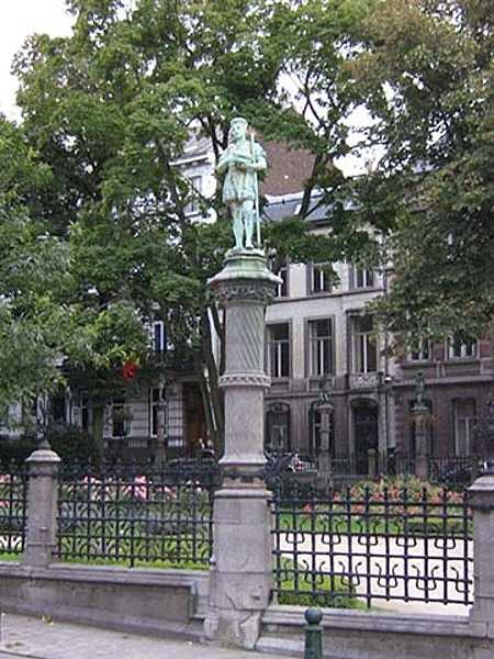 The fence around the Petit Sablon garden is punctuated by tall stone pillars; atop each pillar is a statue of one or more historical professions.