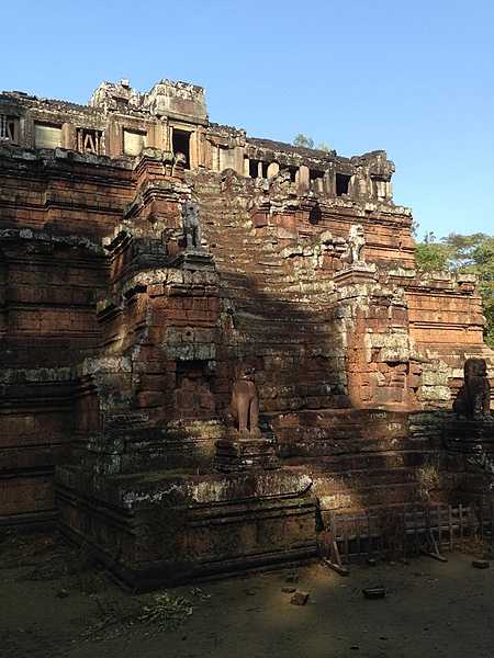 Phimeanakas is a three-tiered Hindu temple at Angkor Thom that dates to the end of the 10th century.