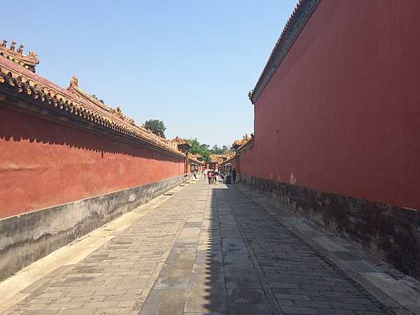 An imposing walkway gives an idea of the immensity of the Forbidden City in Beijing.