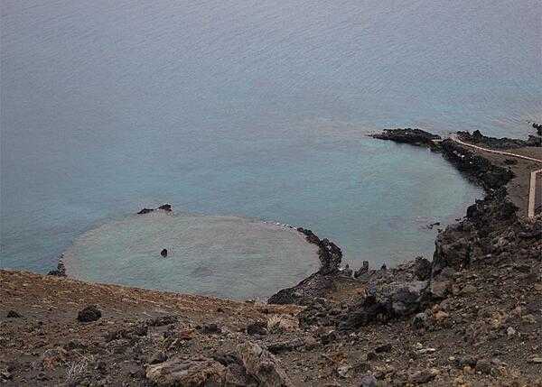 A clearly outlined crater near Pinnacle Rock Overlook on Bartholomew Island.