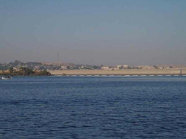 The old dam in Aswan was built by the British between 1898 and 1902 using blocks of granite. It can hold up to 5.35 billion cu m (7 billion cu yd) of water.