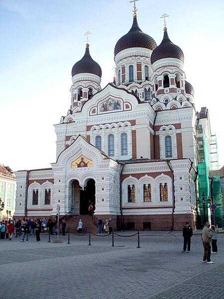 Completed in 1900, the St. Alexander Nevsky Cathedral, in upper Tallinn is a large and richly decorated Russian Orthodox Church built when Estonia was still part of the Czarist Empire. The cathedral is Tallinn’s largest orthodox cupola church and has the largest bell in the city among its 11 bells.
