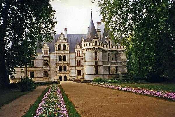 The Chateau d&apos;Azay-le-Rideau was built on an island in the Indre River between 1515 and 1527 and is one of the earliest of French Renaissance chateaux.