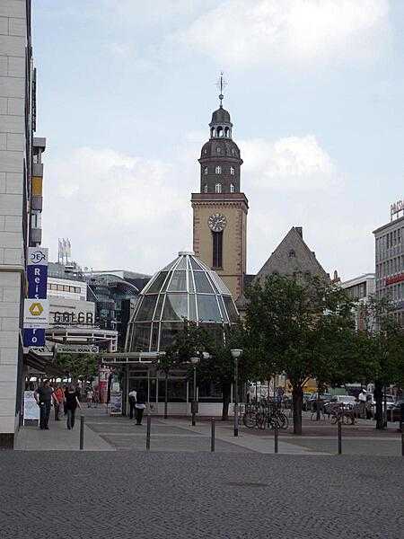 An area of the Hauptwache plaza in Frankfurt. In the background is St. Catherine&apos;s Church.