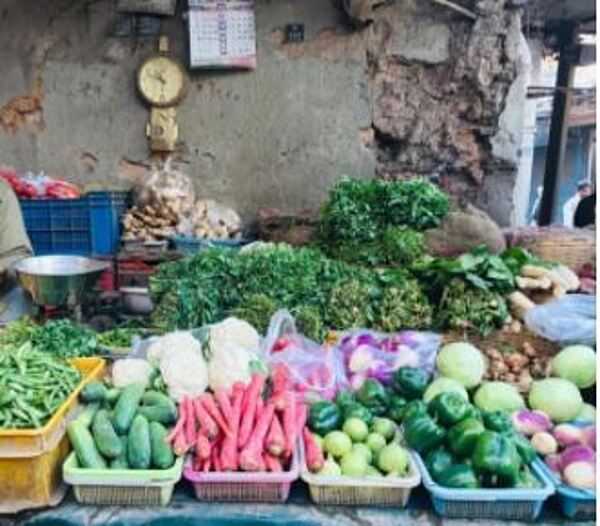 Street markets are an integral part of traditional life in India. Many people prefer grocery shopping in the “sabzi mandi’ or farmers markets, where they can find fresh produce at reduced prices.