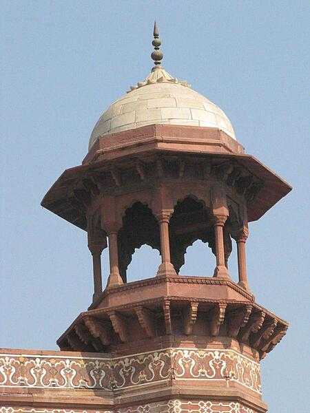 Minaret at the mosque of the Taj Mahal.