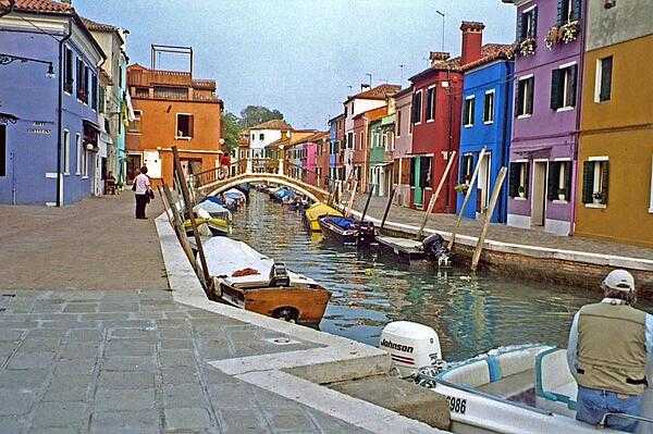 Colorfully painted houses on the island of Burano in Venice.