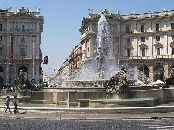 Piazza della Republica (Plaza of the Republic) looking down Via Nazionale in Rome. The Fountain of the Naiads was construced in 1901.