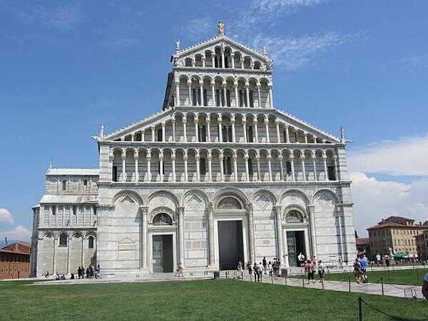The facade of the Romanesque Cathedral of Santa Maria of the Assumption in the Piazza del Duomo (Cathedral Plaza) or - since the 20th century - the Plaza del Miracoli (Plaza of Miracles) in Pisa. The Cathedral dates from 1064.
