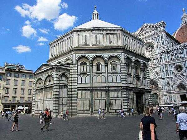 The Battistero di San Giovanni (Baptistry of St. John) in front of the Duomo (Cathedral) in Florence is one of the oldest buildings in the city. Its construction dates to between 1059 and 1128.