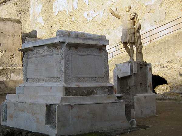 Funerary altar and statue of Marcus Nonium Balbus in Herculaneum.