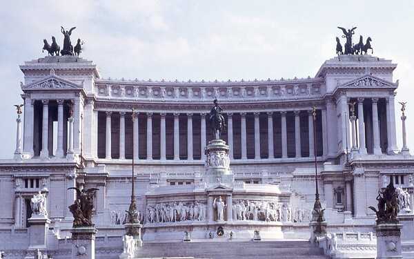 The Altare della Patria (Altar of the Fatherland) honors the first King of Italy, Victor Emmanuel II. Designed by Giuseppe Sacconi, the monument was built between 1895 and 1911 and contains a museum dedicated to the history of the unification of Italy, as well as a Tomb of the Unknown Soldier, with an eternal flame and guarded by two soldiers.