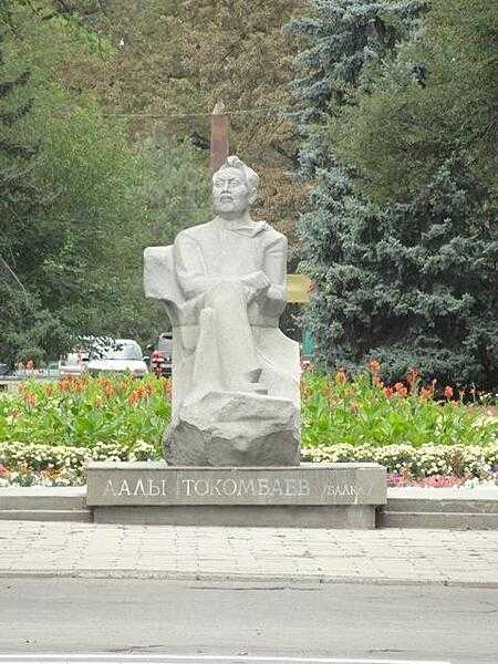 Statue of Aaly Tokombaev (1904-1988) in Bishkek. Tokombaev is probably Kyrgyzstan&apos;s most famous writer. He was not only a poet and novelist, but also a composer.