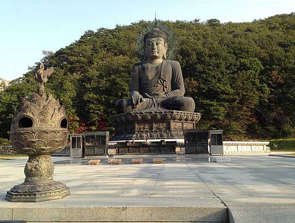 The bronze Buddha of Sinheungsa (Buddhist Temple) near the main entrance to Seoraksan National Park.