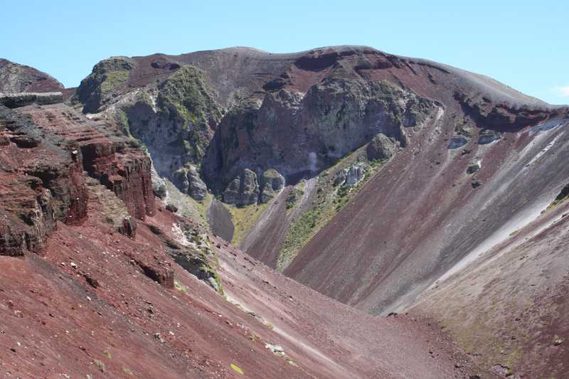 In 1886, a 17-km rift volcano erupted south of Rotorua on the North island. Over the course of 6 hours, fire, ash, and smoke filled the air. The famed White and Pink Terraces, a world wonder, were destroyed in the eruption, and the rift resulted in an enlarged nearby lake. Today, the rift section is a popular hiking area with climbers scree-sliding down the slopes to the rift floor.
