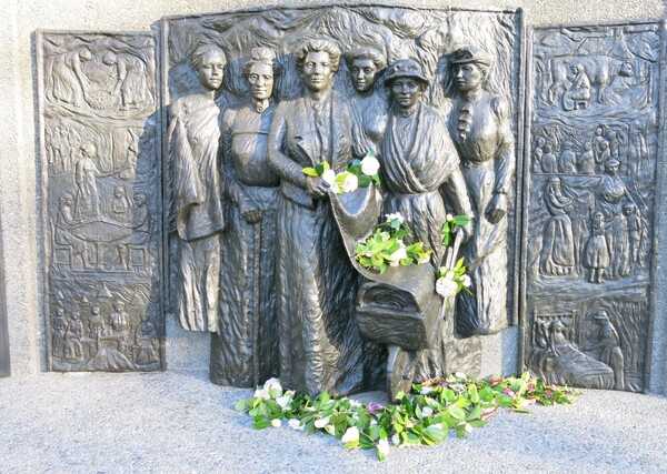 On 19 September 1893, New Zealand became the first country to grant women’s suffrage. This memorial in Christchurch (South Island) is a stone aggregate wall, with a central panel showing a life-size bronze relief sculpture of Kate Sheppard and five other women's suffrage leaders.