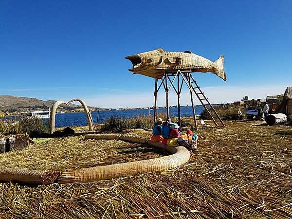 There are many floating islands on the lake. The residents construct figures made of reeds to attract visitors.