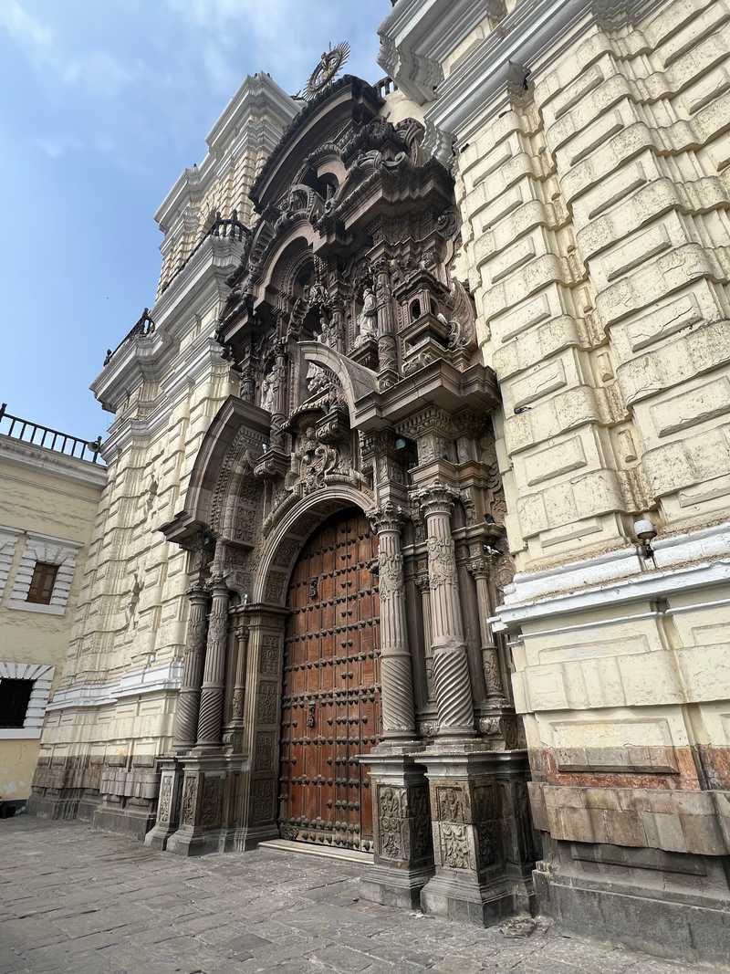 The Basilica and Convent of San Francisco are located in the historic city center of Lima. The current church was built in the 1600s after an earthquake destroyed the original structure. In the catacombs below the church are the remains of ~70,000 people, with their bones arranged by type in an artistic manner.