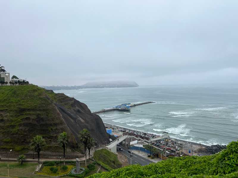 Located along the Pacific coast, Lima’s climate is surprisingly temperate for an equatorial capital. Although it rarely rains, days are often cloudy. Steep cliffs separate the shoreline from the city located on the bluffs above the sand.