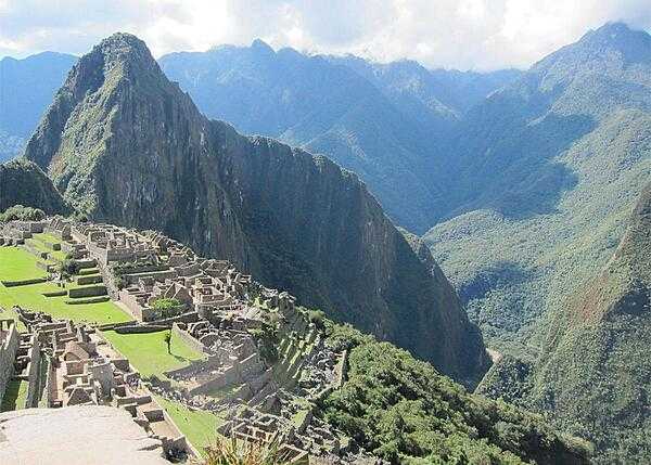 The Urubamba River bends around Huayna Picchu&apos;s base.