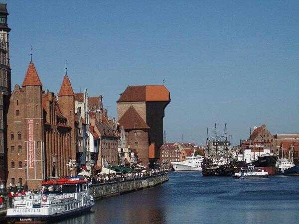 The inner harbor of Gdansk with its distinctive medieval port crane, which was used to hoist cargo and fit masts. Built in 1367, the crane (called Krantor) was rebuilt in the middle of the 15th century.