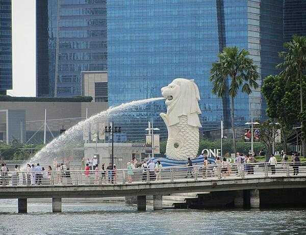 The larger of the two Merlions (half fish-half lion) on Marina Bay in Singapore stands at 8.6 meters and weighs 70 tons. The word &quot;Sing&quot; in Malay means lion; the city is often called &quot;Lion City.&quot;