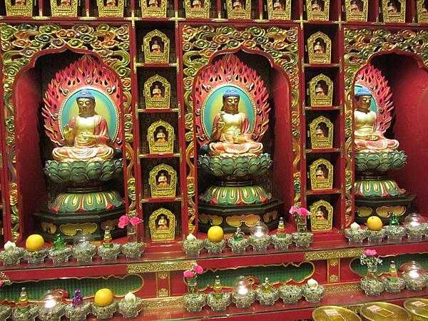 The first floor of the Buddha Tooth Relic Temple in Singapore contains the Hundred Dragons or Mitreya Hall with 100 Buddhas on both sides of the hall. The statues were individually crafted by several sculptors.