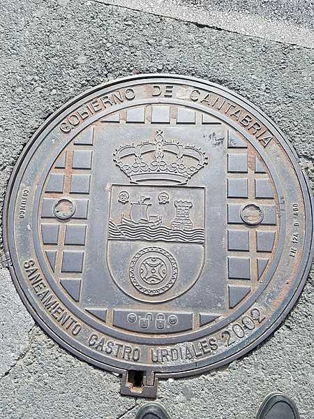 Town seal of Castro Urdiales on a manhole cover.