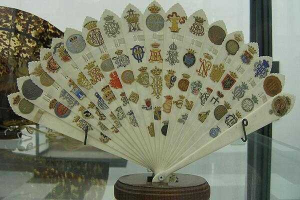 Part of the Palacio Real de Aranjuez fan collection.