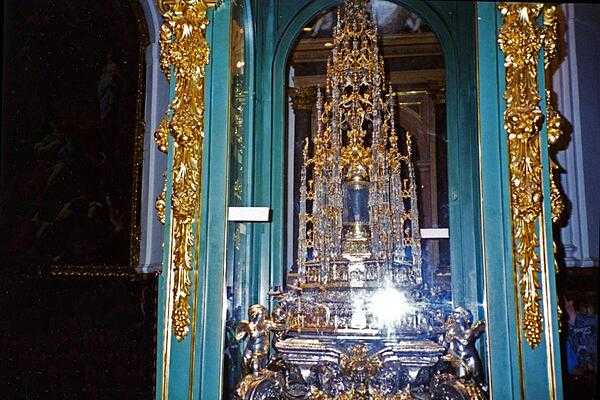 The treasure chamber in the Mezquita of Cordoba houses a remarkable monstrance - a vessel used to display a consecrated Eucharistic Host - constructed by the German master goldsmith Heinrich von Arfe between 1510 and 1516.