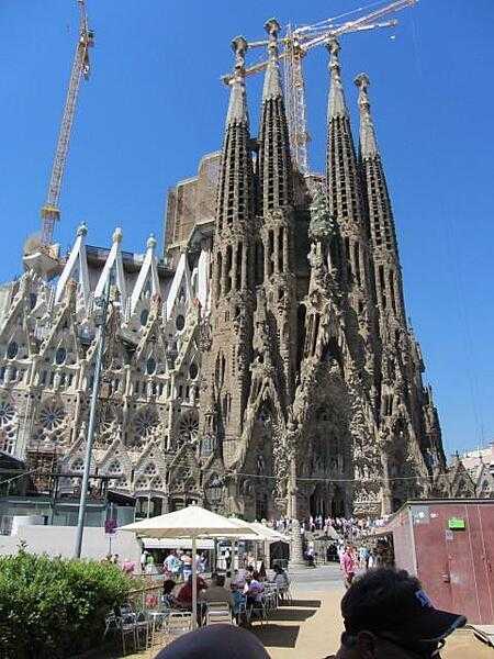 The Sagrada Familia (Basilica and Exiatory Church of the Holy Family) in Barcelona was designed by the Catalan architect Antoni GAUDI. Construction began in 1882 and completion is hoped for by 2026. Construction is dependent on donations. The church is a UNESCO World Heritage Site.
