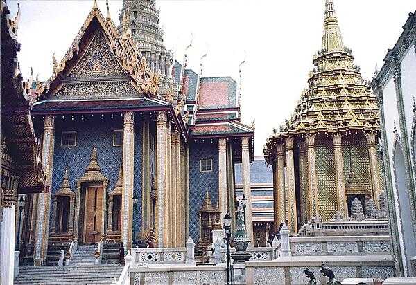 Prasat Phra Debidorn on the left and Phra Mondop (library) on the right at the Grand Palace in Bangkok.