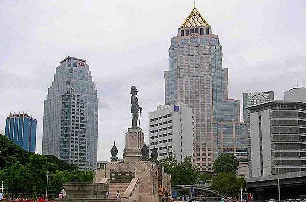 A statue of Thai King Rama IV in Lumphini Park, Bangkok.