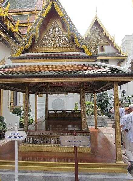 Phra Thian Sanam Chan is a traditional Thai pavilion with a raised platform. Originally portable, it was given a marble base in 1963. It is on the grounds of the Grand Palace in Bangkok.