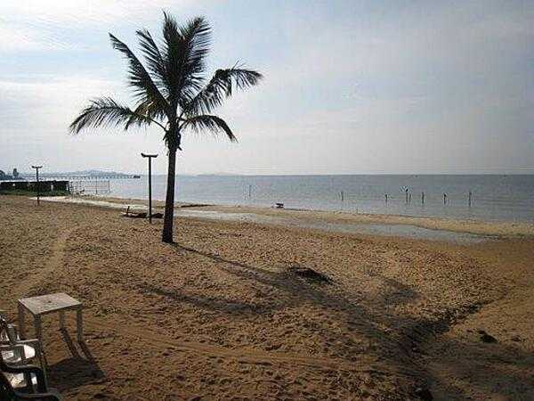 A hotel beach front along Lake Victoria.