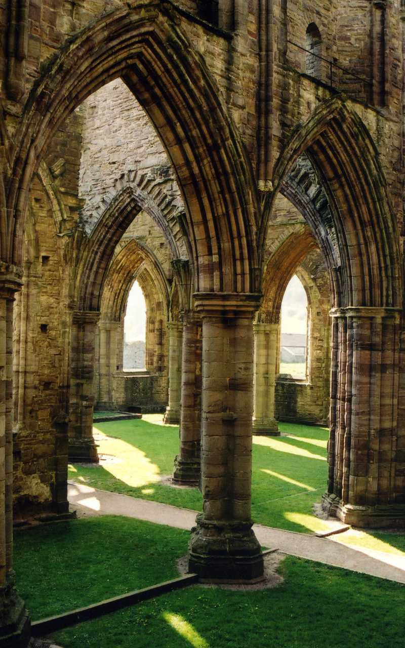 Located on the border between Wales and England along the Wye River, this abbey served as a monastery from the 12th century until the dissolution decree in the 16th century.