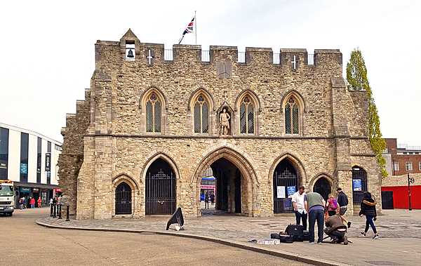 The Bargate is a medieval gatehouse in the city center of Southampton, England. Constructed in
Norman times as part of the Southampton town walls, it was the main gateway to the city.
Southampton is the largest city in southeast England with a population of 275,000 and also a major port.