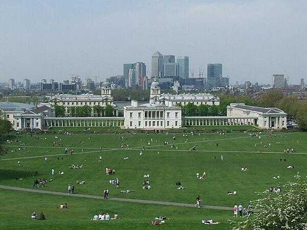 The Queen&apos;s House, Greenwich viewed from Observatory Hill. Shown are the original house (1635) and the wings linked by colonnades (1807). Beyond the House is the Old Royal Naval College, completed in 1712.