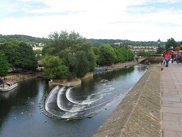 Looking down onto the River Avon from the Pulteney Bridge in Bath, county Sommerset, England.
