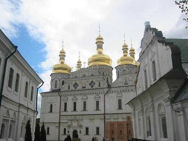 A rear view of the Uspensky Sobor (Dormition Cathedral) at the Kyiv Pechersk Lavra (Kyiv Monastery of the Caves) complex.