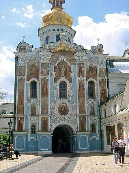 The Troitska Nadbrama Tserkva (Gate Church of the Trinity) sits atop the main entrance to the historic Kyiv Pechersk Lavra (Kyiv Monastery of the Caves) complex. First constructed in 1106-1108, it was destroyed during the Mongol invasion of 1240, but subsequently reconstructed a number of times. It is now decorated in the Ukrainian Baroque style.