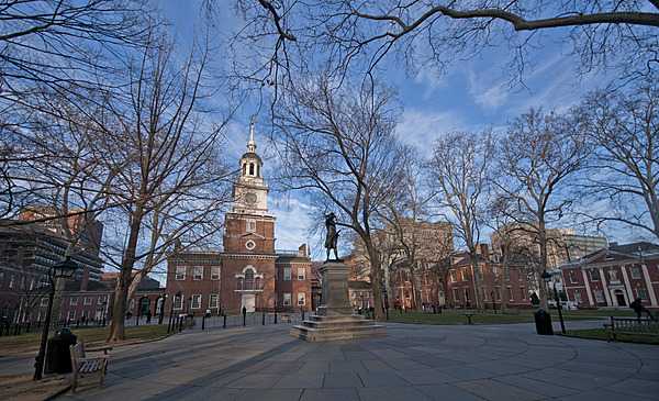 Independence Hall in Philadelphia is situated on Independence Square. On 8 July 1776, this was the scene of the first public reading of the Declaration of Independence. Photo courtesy of the US National Park Service.