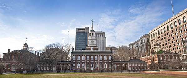 Independence Hall in Philadelphia, the scene of the signing of both the Declaration of Independence and the US Constitution, is flanked by two buildings. Congress Hall, on the right, housed the US Congress from 1790 to 1800. To the left is Old City Hall in which the US Supreme Court presided in the 1790s. Photo courtesy of the US National Park Service.