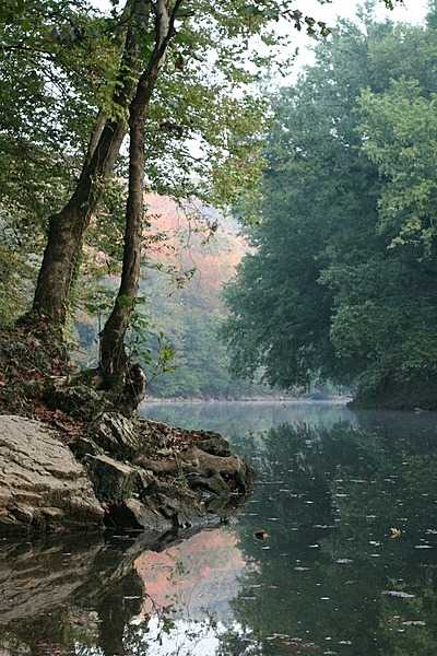 Mammoth Cave National Park on the surface. A view of the Green River at Turnhole Bend in Autumn. Image courtesy of the US National Park Service.