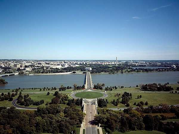 Memorial Bridge and Avenue from Arlington, Virginia is the ceremonial entrance into Washington, D.C.; the roadway leads to the Lincoln Memorial. To the right on the image is the tall Washington Monument, and at the far right is the Jefferson Memorial on the Tidal Pool. To the left one can see the Theodore Roosevelt Memorial Bridge and just the corner of the Kennedy Center. Image courtesy of the US National Park Service.