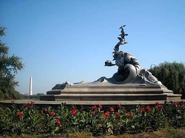 The Navy-Merchant Marine Memorial, located on Columbia Island in Washington, DC honors sailors of the US Navy, Coast Guard, and US Merchant Marine and features large waves and sea gulls. Image courtesy of the US National Park Service.