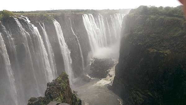 More than 1.5 km wide (about 1 mi), Victoria Falls throws up tremendous clouds of mist.